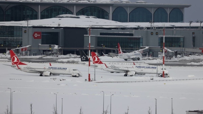 Полетите на летището в Истанбул бяха възобновени след снежния хаос